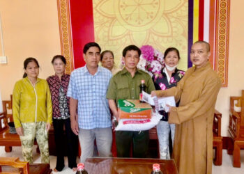 Tin vắn – Cà Mau: Chùa Phước Hưng trao 100 phần quà cho bà con khó khăn