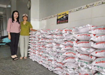 Cà Mau: Trao 120 phần quà đến bà con khó khăn tại xã Hòa Bình