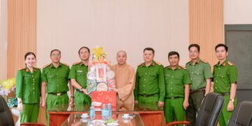 Tin vắn – Cà Mau: Đoàn Công an phường Vĩnh Trạch thăm, chúc Tết chùa Long Phước