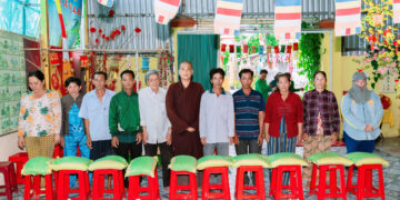 Tin vắn – Cà Mau: Chùa Bửu Thanh trao 100 phần quà cho bà con khó khăn