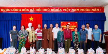 Tin vắn – Cà Mau: Chùa Long Phước trao 2 tấn gạo nhân mùa Phật đản PL.2570