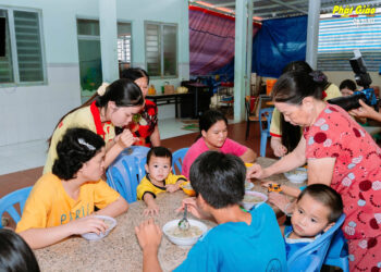 Tin vắn – Cà Mau: Sinh viên Trường Đại học Nam Cần Thơ trao những suất cơm yêu thương đến các em tại Nhà trẻ Long Phước