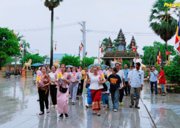 Tin vắn – Cà Mau: Phật tử dâng y tắm mưa tại chùa Buppharam (Cái Giá Chót)