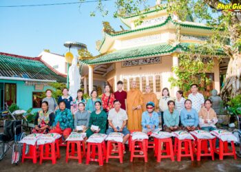 Cà Mau: Trao 42 phần quà đến người dân và bệnh nhân có hoàn cảnh khó khăn