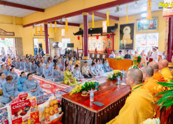 Cà Mau: Lễ cài hoa hồng mùa Báo ân tại chùa Phong Lợi