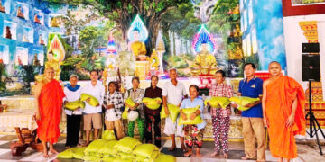 Tin vắn – Cà Mau: Chùa Cosdon trao quà định kỳ đến 55 hộ khó khăn