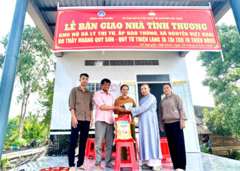 Cà Mau: Chùa Vạn Phước bàn giao nhà tình thương và khánh thành cầu Kinh Mị