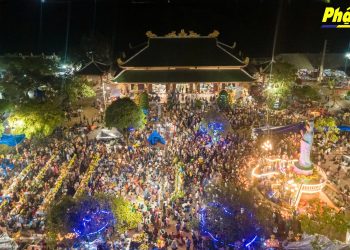 Hàng nghìn người về đảnh lễ dưới Bảo đài Mẹ Quan Âm Nam Hải