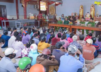 Trao 300 phần quà cho bà con khó khăn nhân lễ Vía Bồ Tát Quán Thế Âm