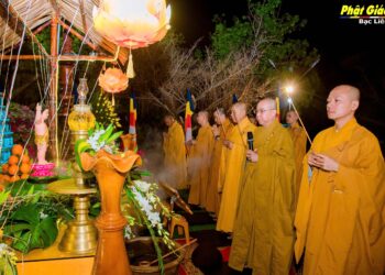 Trang nghiêm nghi thức Tắm Phật kính mừng ngày Đức Phật Thích Ca Mâu Ni đản sanh