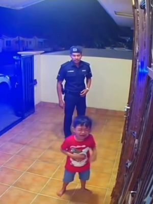 Anak korang degil? Boleh try cara ni😂 #budakdegil #polis #fypmalaysia 