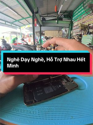 ⁣Đúng là nghề dạy nghề, anh em thợ thuyền hỗ trợ nhau hết mình luôn! Thay Pin iP