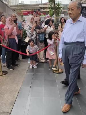 ⁣sama pulak selera kita pagi ni kan tun😄 #tunmahathir #damascus #publictransport #wismaaleesya #sh