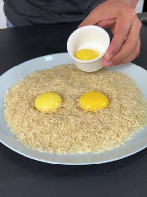 ⁣Você sabia que se adicionar 3 gemas de ovos em uma xícara de arroz cru, você faz o melhor almoço