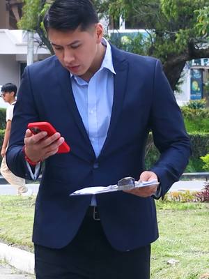 ⁣Este hombre conoce a una niña en el parque, pero cuando escucha el nombre de su madre su pasado vue