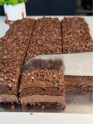 ⁣Bolo gelado de brigadeiro  Ingredientes  Massa  4 ovos  1 e 1/2 xícara de açúcar refinado  2 xíc