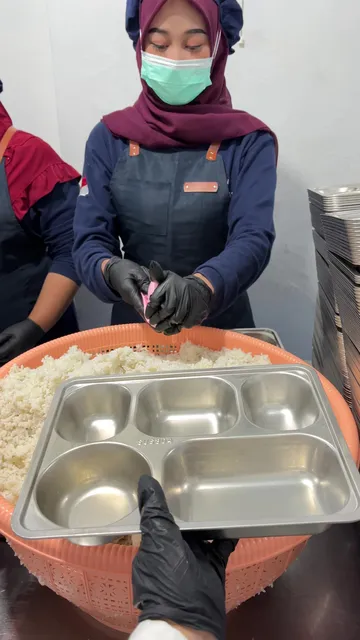 MENU MBG HARI INI 06 APRIL 2026   -Nasi putih -Bakso bumbu bistik -Tahu crispy  -Wortel putren -Sema