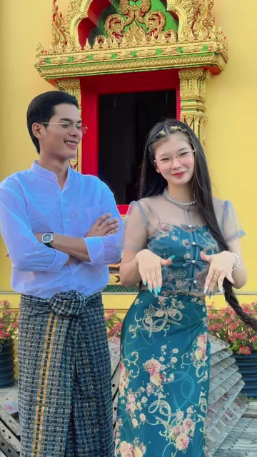 ဘေးကပြုံးပြုံးကြီးကြည့်နေတာလေး…..🫢?