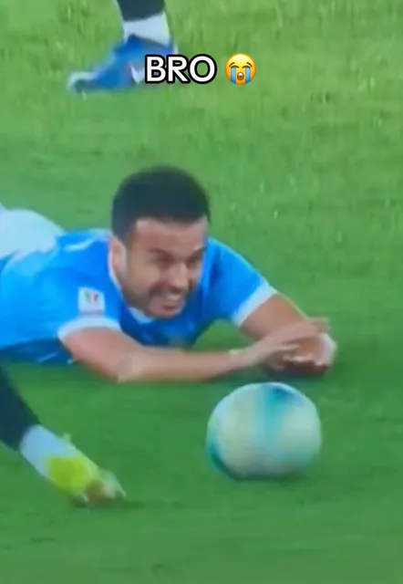 ⁣HE’S FINE BUT SHEESH 😭💀 #Soccer #futbol #fail #bruh (h/t outofcontextinter/X) 