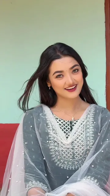 ⁣Timi xau ra mutuko yo dhukdhuki chalxa❤️  #srijana #foryoupage #keshari #amritashrestha #sakas 