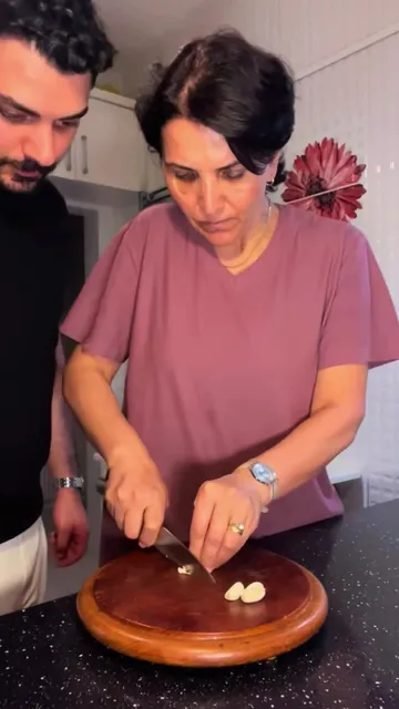 ⁣Mother & son #funnyvideo #momandson #householdtips #haha #functional