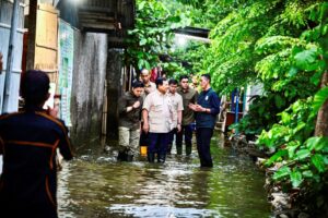 president prabowo subianto inspects flood-affected residents in bekasi regency 18 president prabowo subianto inspects flood-affected residents in bekasi regency