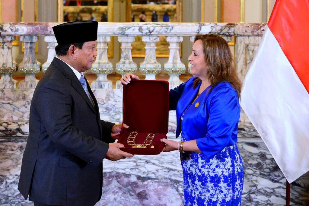 presiden prabowo subianto terima penghargaan “grand cross of the order of the sun of peru”