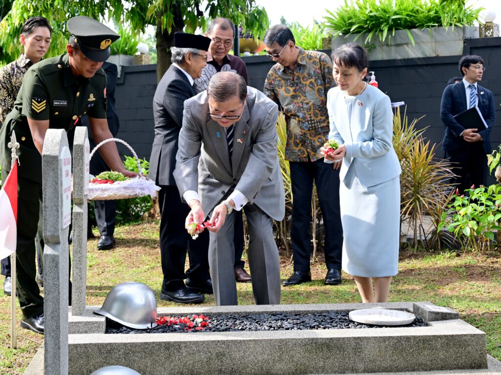pm jepang ishiba shigeru dan istri beri penghormatan di tmpn utama kalibata 18 pm jepang ishiba shigeru dan istri beri penghormatan di tmpn utama kalibata