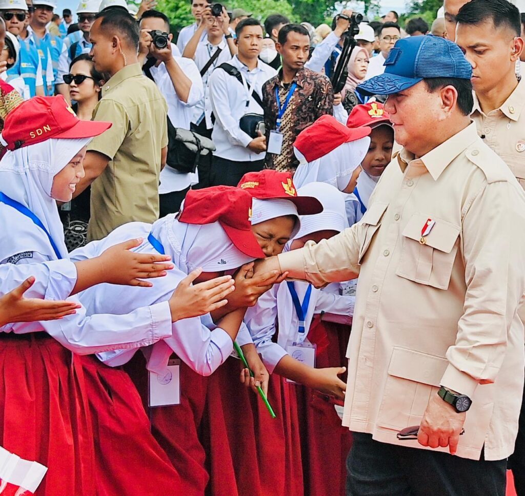 presiden prabowo targetkan seluruh anak dapat akses makan bergizi gratis pada akhir 2025