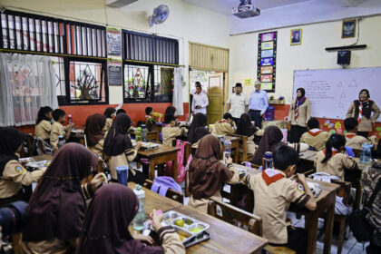 presiden prabowo tinjau pelaksanaan mbg dan cek kesehatan gratis di sekolah bersama bill gates