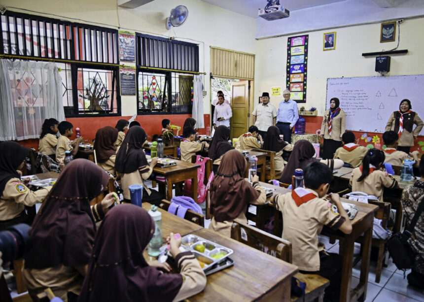 presiden prabowo tinjau pelaksanaan mbg dan cek kesehatan gratis di sekolah bersama bill gates