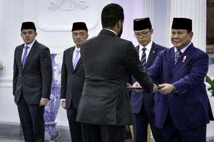 presiden prabowo terima surat kepercayaan delapan duta besar negara sahabat di istana merdeka