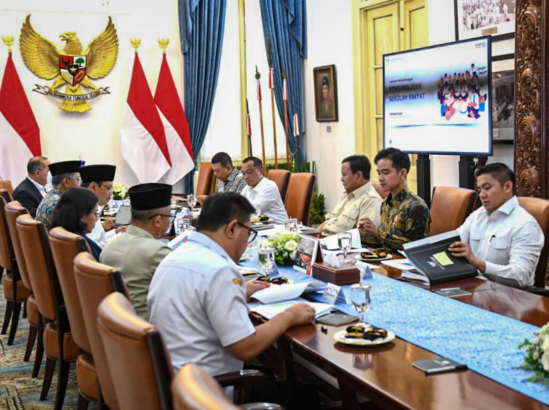 president prabowo discusses progress of community schools in limited meeting