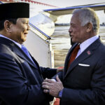 sambutan hangat dan penghormatan tinggi, presiden prabowo disambut langsung raja abdullah ii di amman
