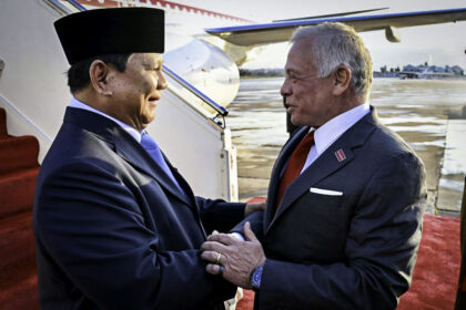 sambutan hangat dan penghormatan tinggi, presiden prabowo disambut langsung raja abdullah ii di amman