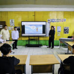 hadiri peringatan hardiknas, presiden prabowo saksikan demonstrasi pembelajaran dengan teknologi smart board