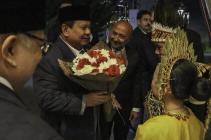 antusiasme diaspora dan mahasiswa indonesia sambut kedatangan presiden prabowo di ankara