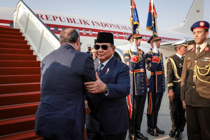 president el-sisi bids farewell to president prabowo as he departs for doha