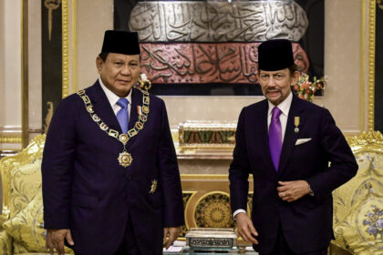 presiden prabowo subianto terima bintang kebesaran tertinggi brunei darussalam dari sultan hassanal bolkiah