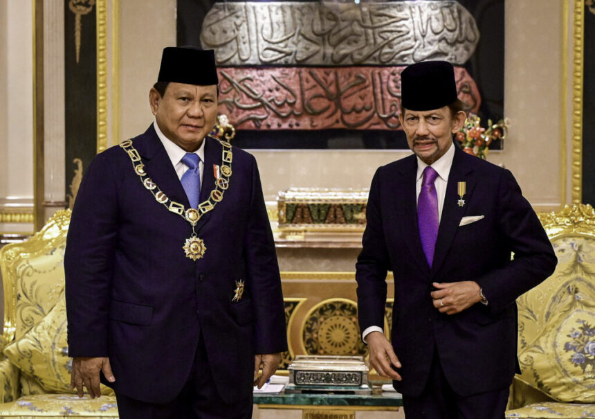 presiden prabowo subianto terima bintang kebesaran tertinggi brunei darussalam dari sultan hassanal bolkiah