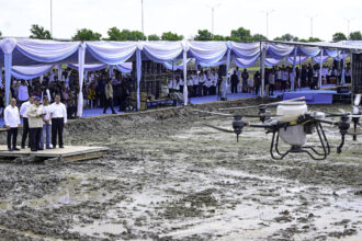 presiden prabowo tebar benih padi dengan teknologi drone pertanian