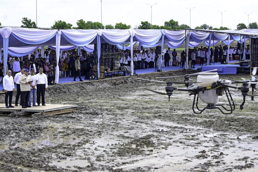 presiden prabowo tebar benih padi dengan teknologi drone pertanian