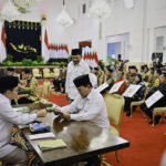 presiden prabowo serahkan zakat kepada baznas di istana negara