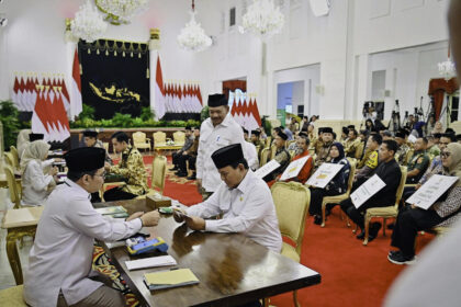 presiden prabowo serahkan zakat kepada baznas di istana negara
