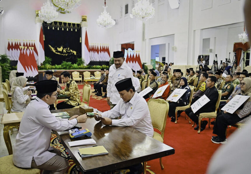 presiden prabowo serahkan zakat kepada baznas di istana negara