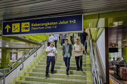 seskab dan menhub tinjau kesiapan stasiun gambir hadapi arus mudik lebaran