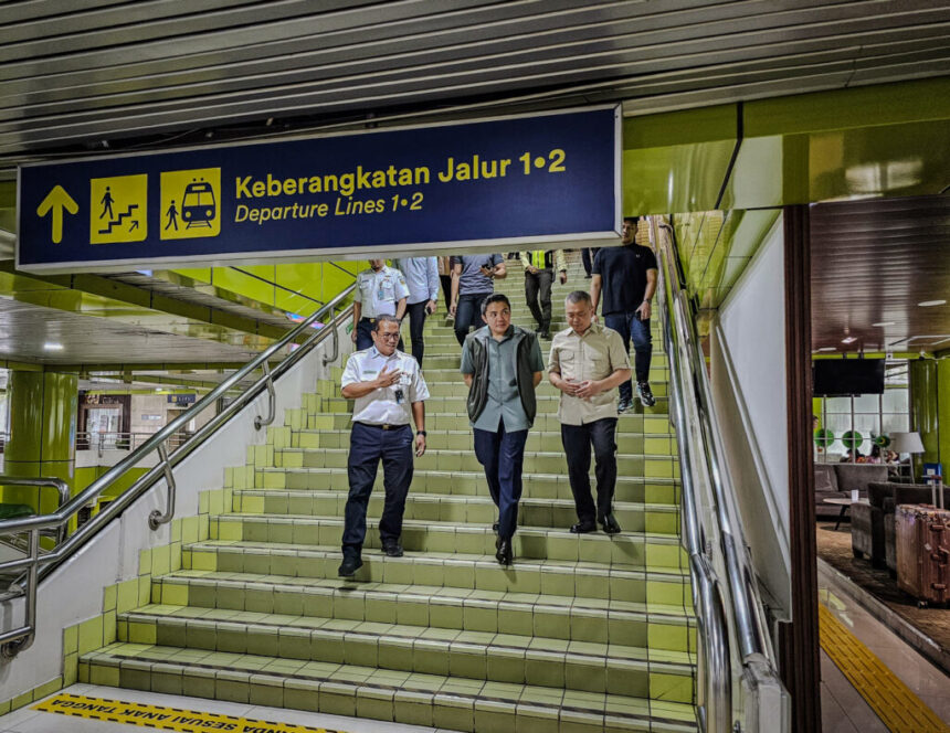 seskab dan menhub tinjau kesiapan stasiun gambir hadapi arus mudik lebaran