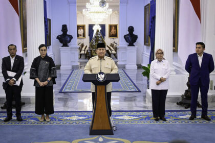 presiden prabowo umumkan pemberian thr dan gaji ke-13 bagi 9,4 juta aparatur negara