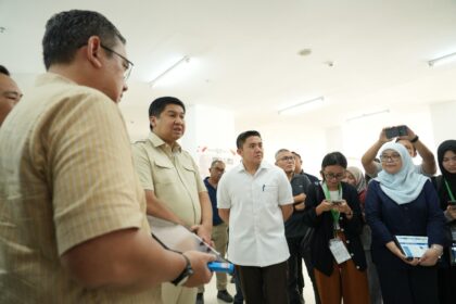 seskab teddy indra wijaya tinjau revitalisasi wisma atlet kemayoran