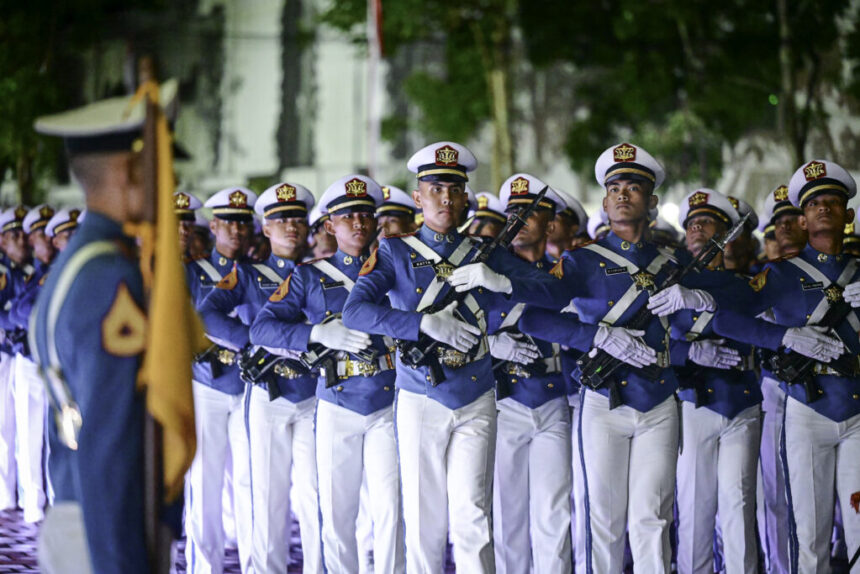 presiden prabowo saksikan defile pasukan di akmil magelang, tampilkan kedisplinan dan kebersamaan tni-polri